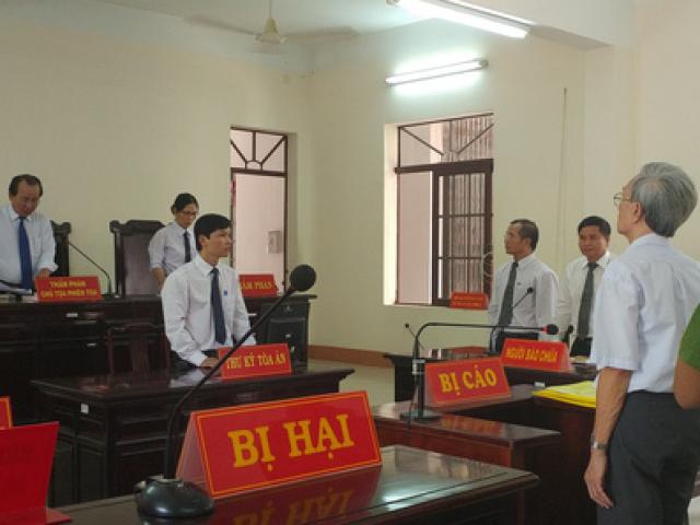 Thẩm phán xử án treo cho Nguyễn Khắc Thủy bị ”khủng bố” tin nhắn