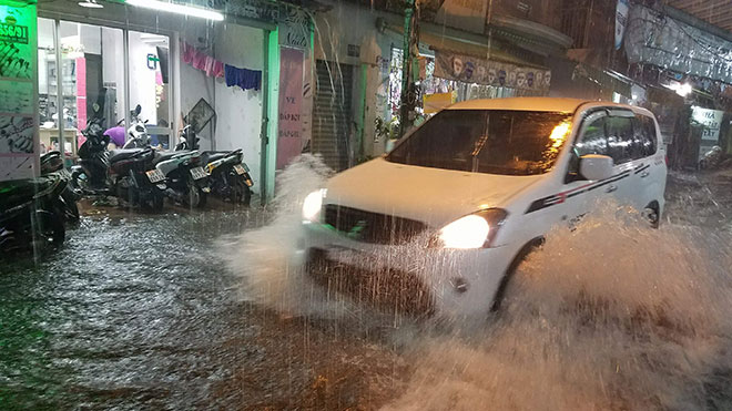 Sài Gòn mưa như trút nước, nhiều tuyến đường đã thành sông - 1