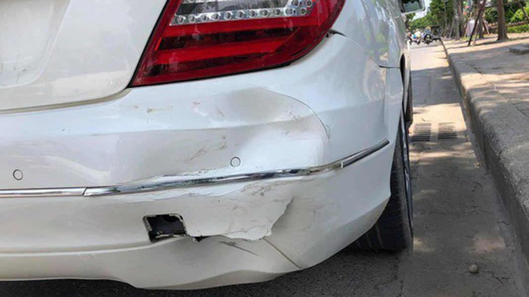 Bị đâm xe thiệt hại 30 triệu, chủ xe Mercedes-Benz cư xử bất ngờ - 1