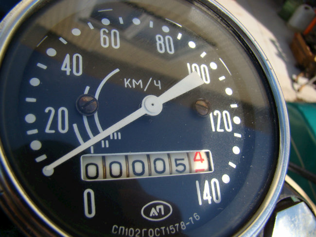 Đồng hồ của Ural M-67-36 mới chỉ hiện thị 5 km. Thế nhưng đây chỉ là chỉ số do quá trình thử nghiệm trong nhà máy, còn thực tế bình xăng xe chưa hề đổ nhiên liệu và động cơ cũng chưa chạy lần nào.