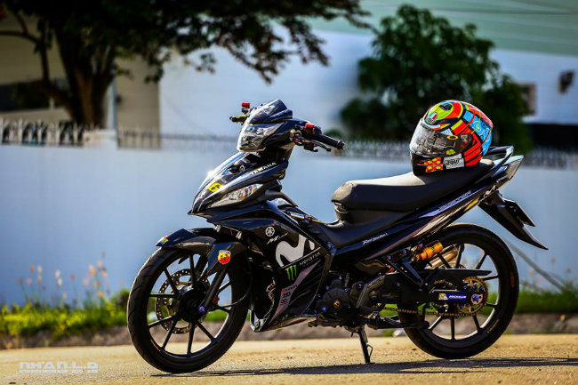 Yamaha Exciter xuất hiện ở thị trường Việt Nam cách đây 13 năm, ban đầu mang động cơ có phân khối 125cc. Tới năm 2006, Yamaha Exciter được nâng động cơ lên dạng phân khối 135cc, lập tức trở thành dòng xe côn tay vô đối. Ảnh chiếc Exciter 135 độ của một dân chơi Việt.