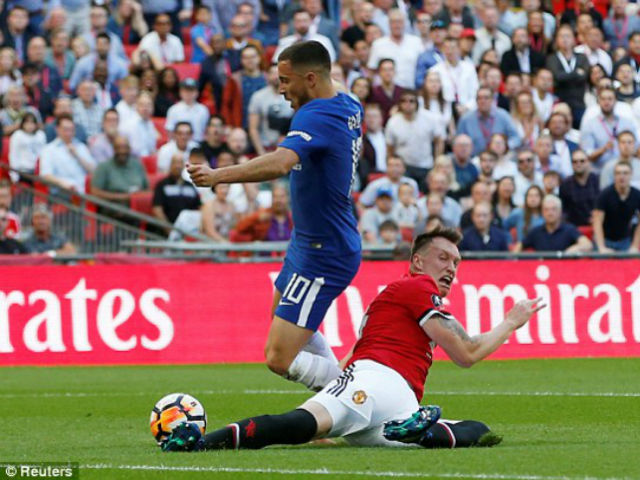 MU gặp hạn: Jones ”gà mờ” biếu Chelsea 11m, Conte nổi điên đòi thẻ đỏ