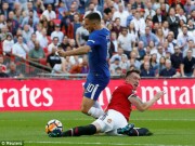 Bóng đá - MU gặp hạn: Jones &quot;gà mờ&quot; biếu Chelsea 11m, Conte nổi điên đòi thẻ đỏ