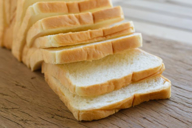 Bánh mì trắng: Loại bánh mì này chứa hàm lượng chất xơ rất thấp và hầu như không có chất dinh dưỡng.