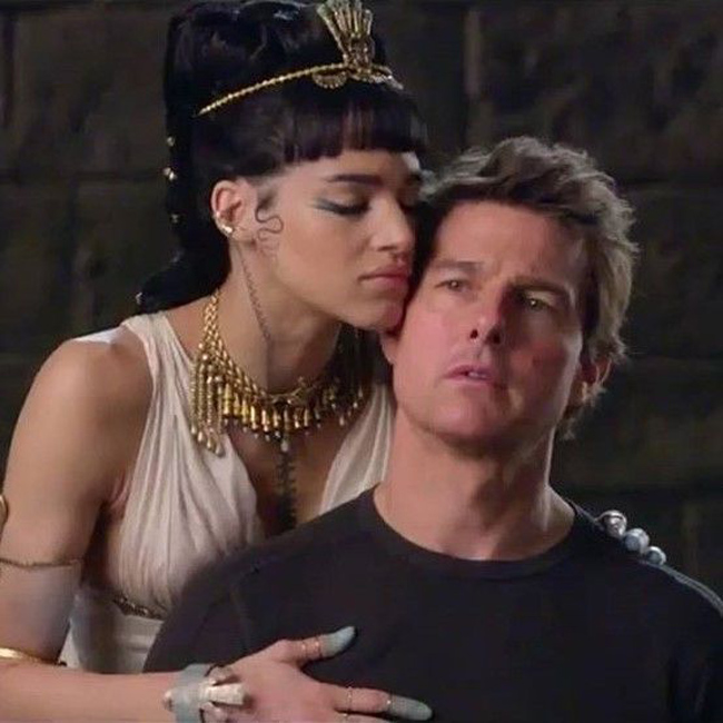 Trong The Mummy &#40;Xác ướp Ai Cập, 2017&#41;, Sofia Boutella có nhiều cảnh tình tứ với tài tử Tom Cruise.