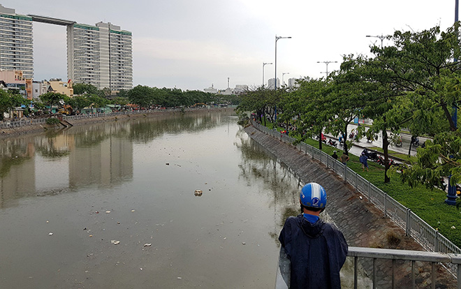 Thiếu niên mất tích trong cơn mưa lớn ở Sài Gòn - 1