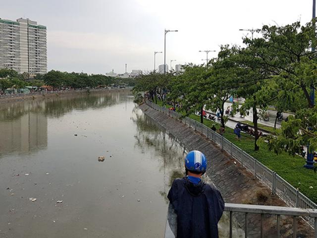 Thiếu niên mất tích trong cơn mưa lớn ở Sài Gòn