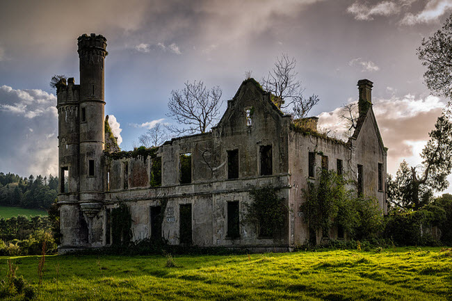 Lâu đài bỏ hoang gần Kilgarvan, Ireland, là bằng chứng rõ ràng cho thấy sức mạnh ghê gớm của thiên nhiên.