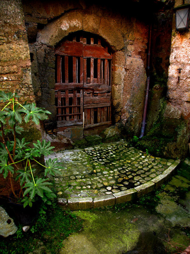 Ngôi nhà bỏ hoang đẹp như trong truyện cổ tích ở Calcata, Italia.
