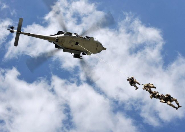 Các thành viên của lực lượng SEAL diễn tập triển khai từ máy bay trực thăng MH-60S Sea Hawk.