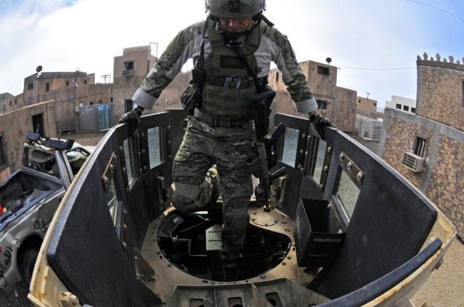 Binh sĩ trèo vào trong tháp súng khi tham gia cuộc tập trận tại thành phố mô hình ở Coronado, bang California.
