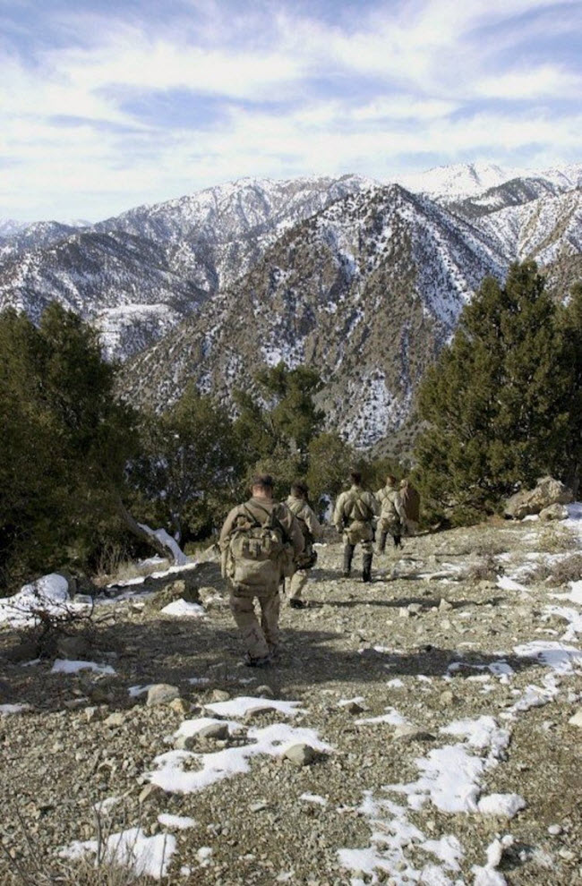 Các thành viên của lực lượng SEAL tìm kiếm tàn quân al-Qaida và Taliban trên dãy núi Jaji ở Afghanistan vào năm 2002.
