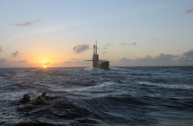 Lính đặc nhiệm và các thợ lặn bơi trở lại tàu ngầm USS Michigan &#40;SSGN 727&#41; &nbsp;trong một cuộc diễn tập ở Nam Thái Bình Dương.