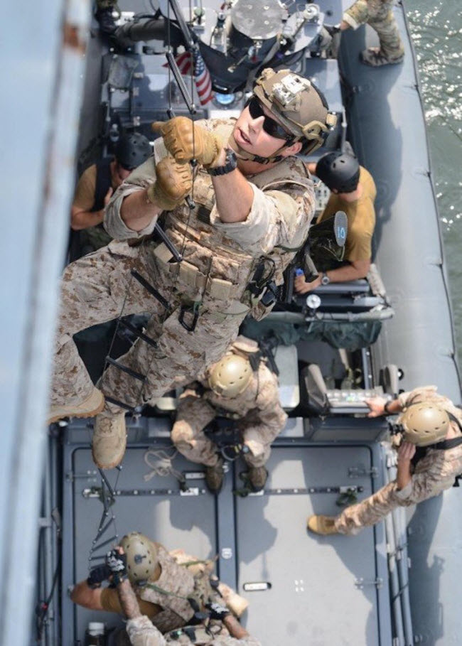 Thành viên của lực lượng SEAL luyện tập leo thang dây từ tàu cao tốc hơi sang tàu lớn tại căn cứ quân sự Little Creek, bang Virginia. Kỹ năng này phù hợp cho sứ mệnh kiểm tra, tìm kiếm và bắt giữ tàu trên biển.