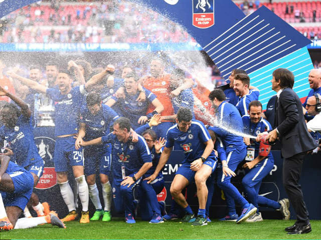 Chelsea hạ MU vô địch FA Cup: Tân vương vỡ òa, Conte ôm Mourinho ăn mừng