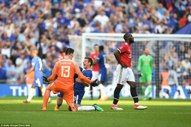 Chelsea hạ MU vô địch FA Cup: Tân vương vỡ òa, Conte ôm Mourinho ăn mừng - 4