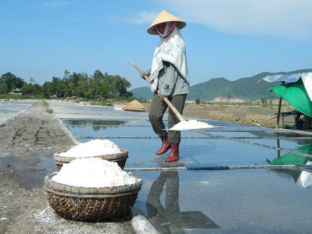 Giá muối rớt thảm hại, &#34;cướp nắng&#34; cả ngày không có nổi trăm ngàn - 2