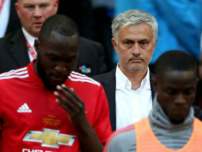 MU thua đau: Mourinho mỉa mai &#34;xe bus&#34; Chelsea, trách Lukaku yếu đuối - 1