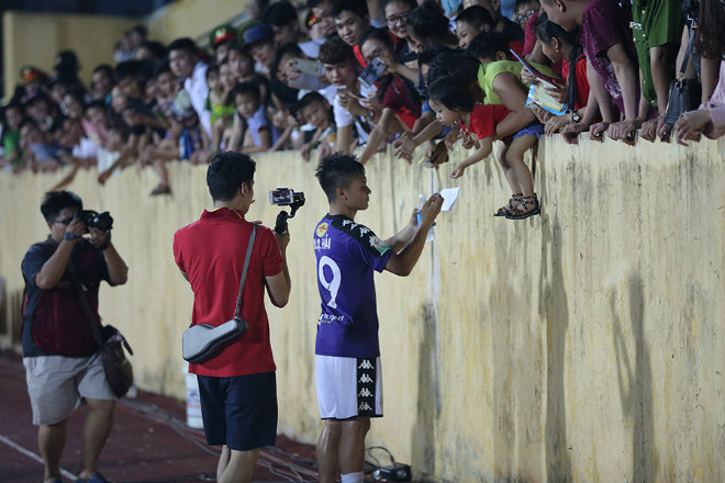 Quang Hải U23 Việt Nam lại ký mỏi tay tặng fan cuồng nhiệt - 6