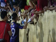 Bóng đá - Quang Hải U23 Việt Nam lại ký mỏi tay tặng fan cuồng nhiệt