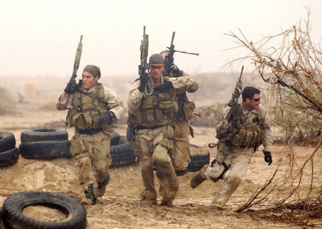 Các binh sĩ tham gia huấn luyện chiến đấu trong môi trường sa mạc.