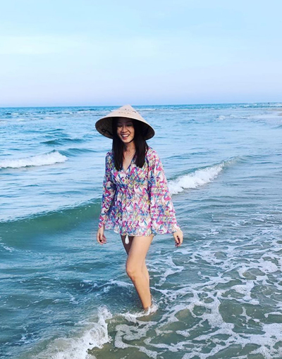 Hoa hậu Hong Kong đội nón lá, diện bikini dạo biển Đà Nẵng - 1