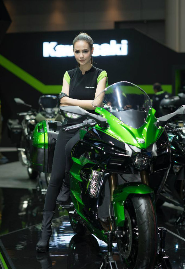 Tông xuyệt tông với xế Kawasaki.