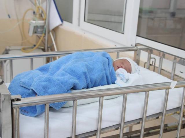 Hà Nội: Hai bé sơ sinh cực kỳ dễ thương bị mẹ bỏ rơi tại bệnh viện