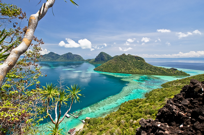 Đảo Pom Pom, Malaysia: Nằm trong quần đảo Semporna ngoài khơi bờ biển phía đông của Malaysia, đảo Pom Pom rất yên tĩnh và là một nơi nghỉ dưỡng hoàn hảo với vùng nước màu ngọc lam ấn tượng và những rạn san hô đẹp tuyệt vời.