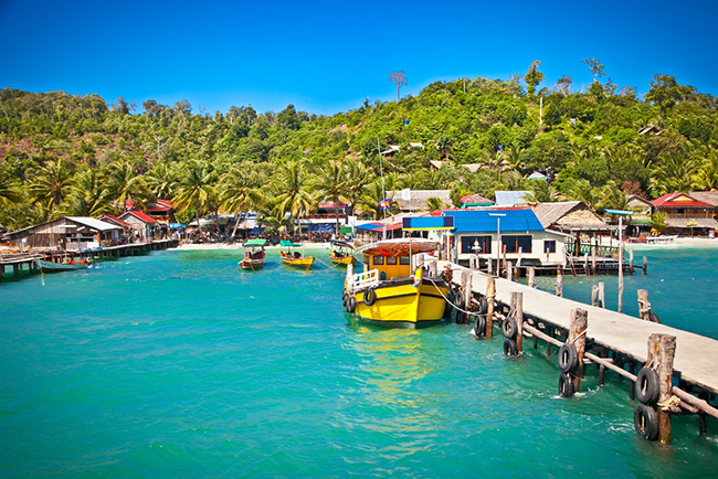 Koh Rong, Campuchia: Là một hòn đảo gần như chưa được khám phá vẫn còn rất hoang sơ, với thiên nhiên mộc mạc thanh bình cùng những bãi biển cát trắng tuyệt đẹp tạo thành một trong những hòn đảo thần thánh nhất của châu Á.