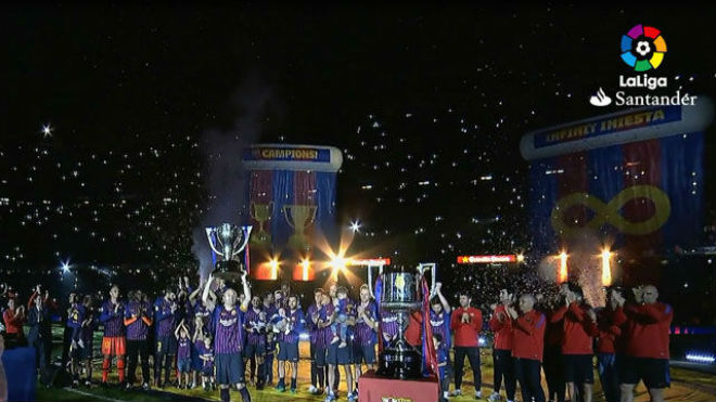 Barca nâng cúp La Liga: Messi gom kỷ lục Giày vàng, Iniesta rơi lệ ra đi - 1