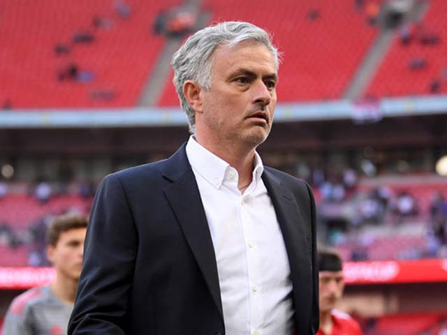 MU cả mùa tay trắng, Mourinho ”giận cá chém thớt” lên bệnh binh