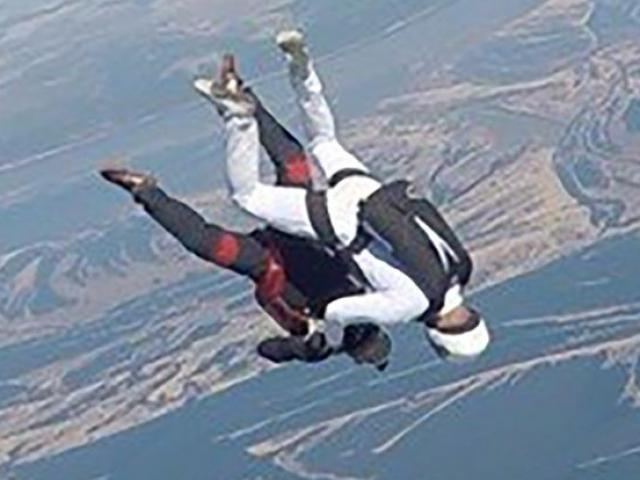 Nga: 2 người nhảy dù đập đầu vào nhau trên không và diễn biến bi thảm
