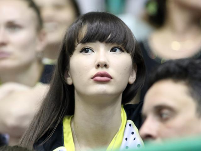 Nữ thần bóng chuyền đẹp nhất thế giới gây sốt ở VN: 21 tuổi đã làm ”quan”