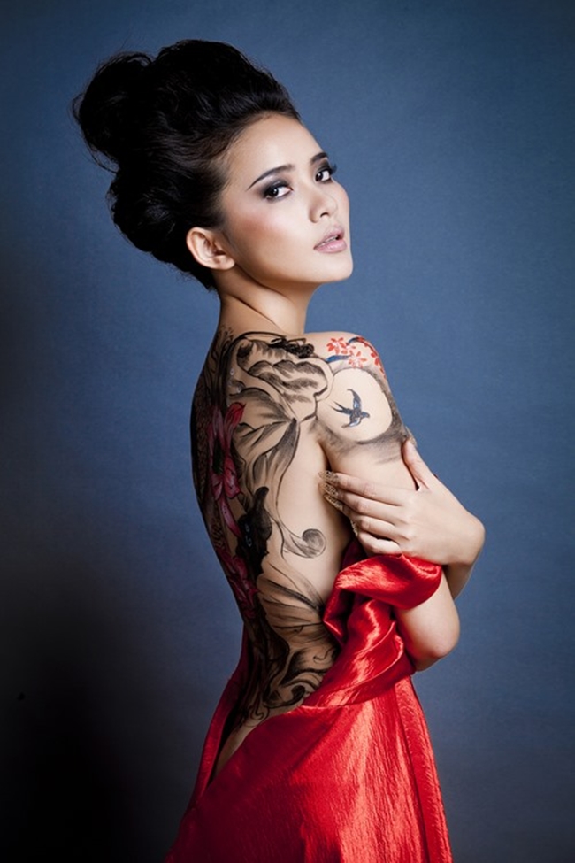 Phan Như Thảo gây ấn tượng với bộ ảnh body painting trong tạo hình geisha Nhật Bản năm 2014.