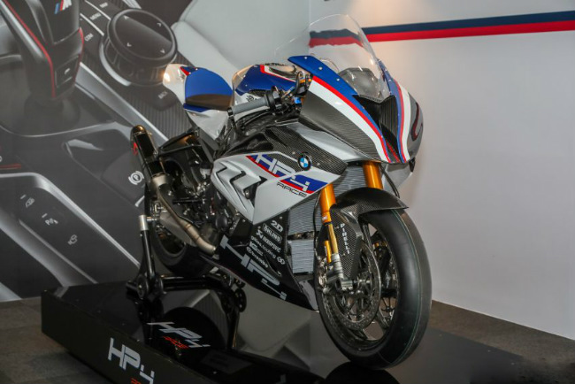 Được thiết kế như một vũ khí cho đường đua, 2018 BMW Motorrad HP4 Race rõ ràng thể hiện sức mạnh vô song, kỹ thuật đỉnh cao của nhà sản xuất BMW.
