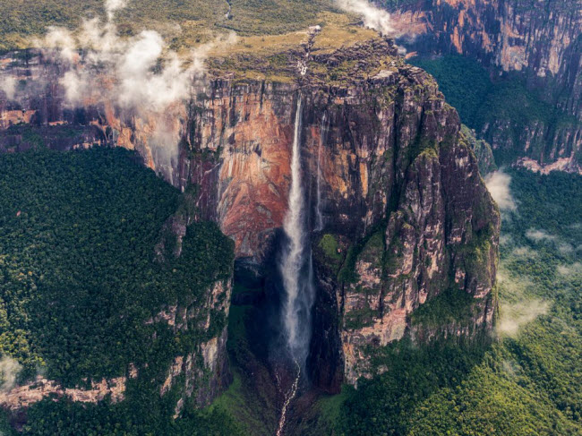 Angel, Venezuela: Angel là thác nước cao nhất trên thế giới, bắt nguồn từ cao nguyên trên đỉnh núi Auyán-Tepuí. Thác nằm sâu trong rừng và chỉ có thể chiêm ngường vẻ đẹp của nó từ trên máy bay.
