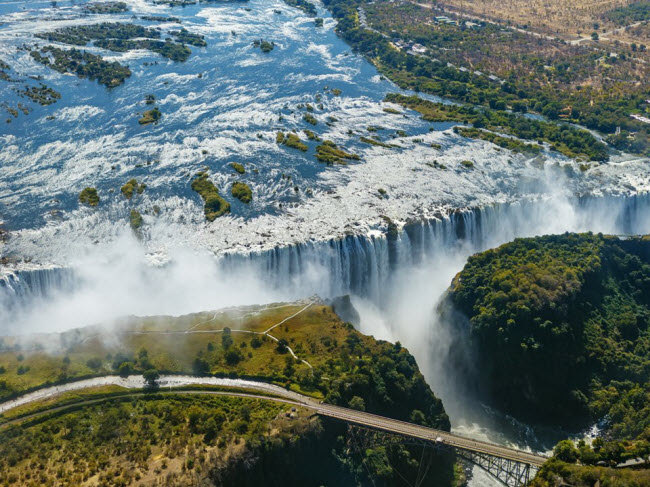 Victoria, Zambia và Zimbabwe: Thác nằm trên sông Zambezi, đường biên giới tự nhiên giữa Zambia và Zimbabwe. Du khách có thể chiêm ngưỡng dòng thác đẹp nhất vào mùa mưa hằng năm.