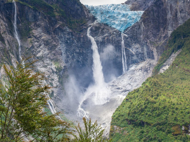 Ventisquero, Chile: Đây là điểm du lịch hấp dẫn nhất trong vườn quốc gia Queulat. Nó có hình dáng giống như một dòng sông băng “treo”trên vách núi.