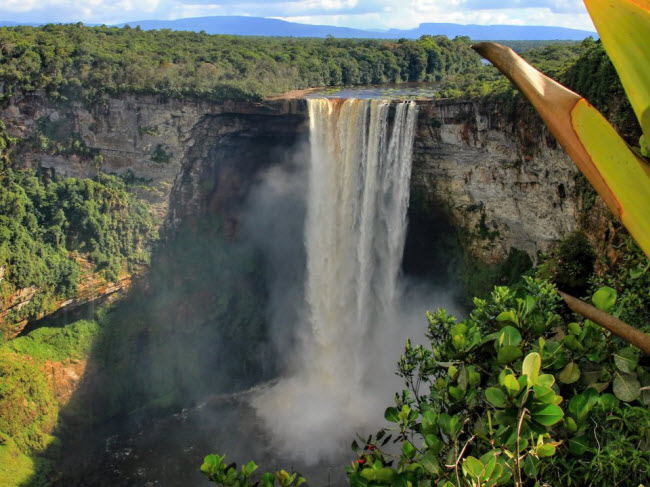 Kaieteur, Guyana: Nằm trong vườn quốc gia cùng tên, thác Kaieteur có chiều cao 225m. Vì thác nằm trong rừng nhiệt đới Amazon, nên việc tiếp cận địa điểm này là một thách thức rất lớn.