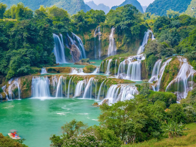 Thác Bản Giốc: Thác nước khổng lồ này nằm giữa Trung Quốc và Việt Nam, đồng thời là thác lớn nhất nằm trên đường biên giới ở châu Á. Thời điểm lý tưởng nhất để khám phá địa điểm này là từ tháng 5 đến tháng 7 hằng năm.