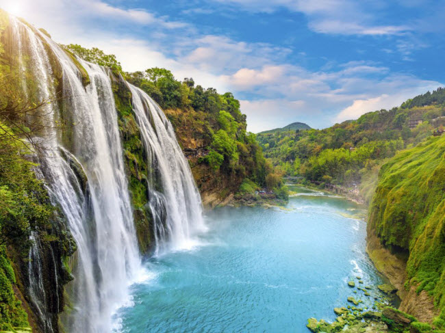 Huangguoshu, Trung Quốc: Vườn quốc gia thác Huangguoshu có 18 thác nước khác nhau, nhưng nổi bật nhất trong số này là dòng thác cùng tên với khu bảo tồn.