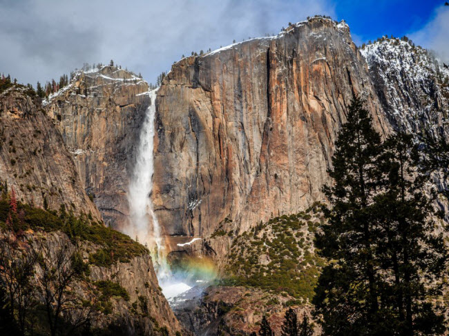 Yosemite, Mỹ: Có rất nhiều thác nước đẹp trong vườn quốc gia Yosemite ở bang California. Một trong những dòng thác nổi tiếng nhất là Yosemite. Nó có chiều cao 740m và lượng nước nhiều nhất vào tháng 5.