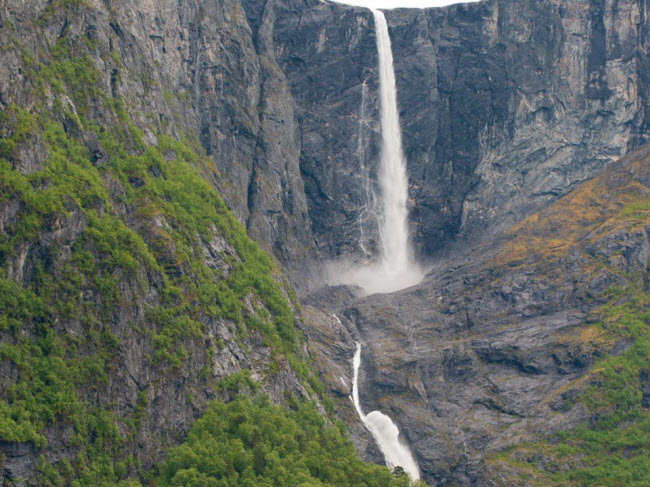 Mardalsfossen, Na Uy: Thác chỉ mở cửa đón du khách tham quan từ 20.6 đến 20.8 hằng năm, thời gian còn lại nước từ thác khổng lồ này được dẫn tới đập hồ chứa thủy điện và du khách bị cấm.