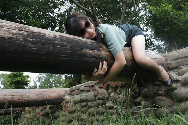 Mặc quân phục ưỡn ẹo chụp ảnh, cô gái Đài Loan bị “sờ gáy” - 4