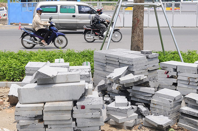 Ngỡ ngàng đá vỉa hè bền 70 năm chưa lát đã... nứt, vỡ - 9