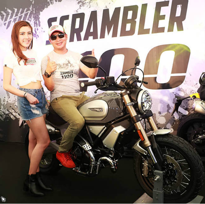 Ngắm cặp người mẫu tinh khôi bên Ducati Scrambler 1100 - 2