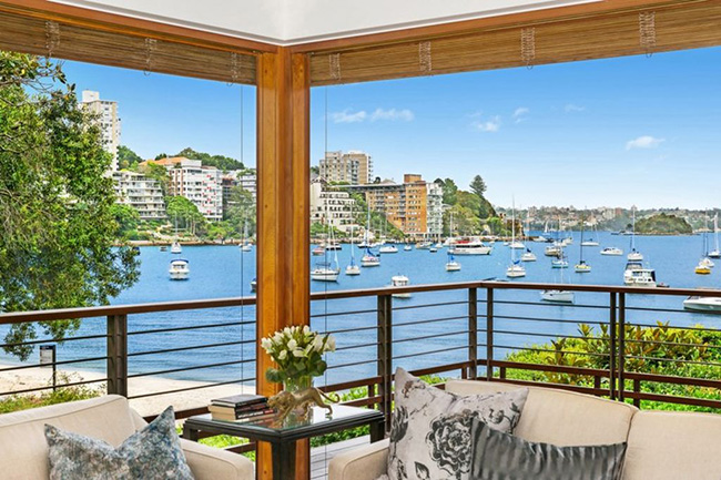 Ngoài nội thất vô cùng hào nhoáng, siêu căn hộ này còn đắt giá bởi vị trí và tầm nhìn siêu đẹp trông thẳng ra biển xanh của nó.
