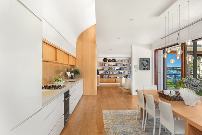 Phòng bếp đơn giản, hiện đại cũng theo phong cách mở xuyên suốt ngôi nhà chỉ cách phòng khách bằng một góc tường được vẽ cách điệu.