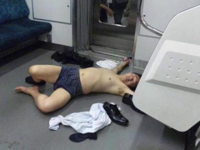 Phì cười trước những tư thế ngủ ”bá đạo” của đàn ông Nhật trên đường về nhà